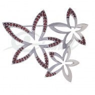 Strieborná brošňa 3 kvetov s českým granátom v modernom dizajne. Povrchové prevedenie rhodiovanie, zlatenie alebo ruténiovanie.